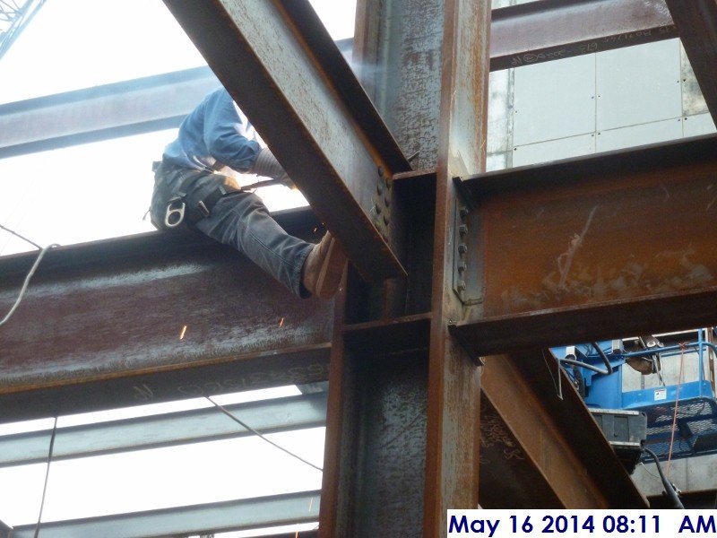 Welding columns at Derrick -1 Facing East (800x600)